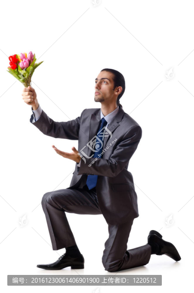 有郁金香花的年輕人