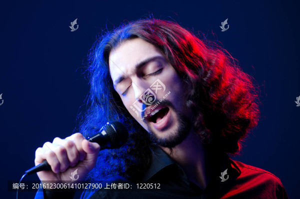 音樂會(huì)上的男人唱歌
