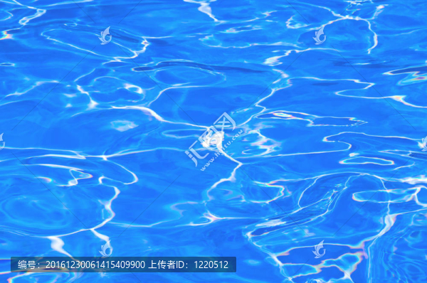 清澈透明的游泳池里的純凈水