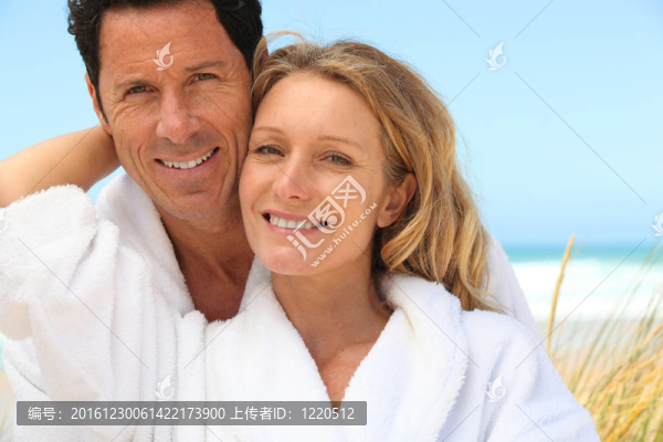 海灘上穿著禮服的幸福情侶