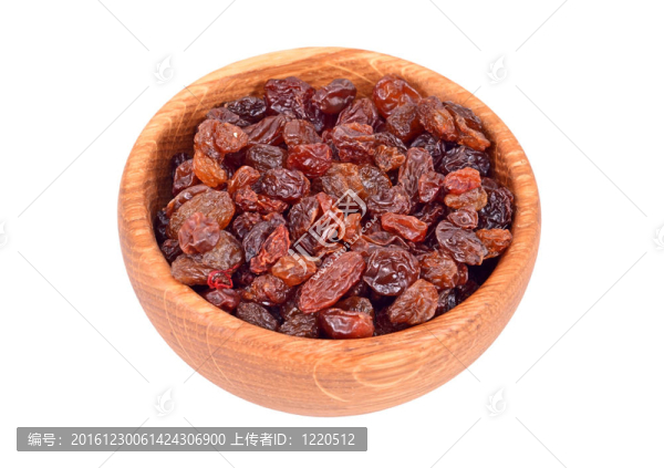 木碗中的葡萄干；孤立在白色背景