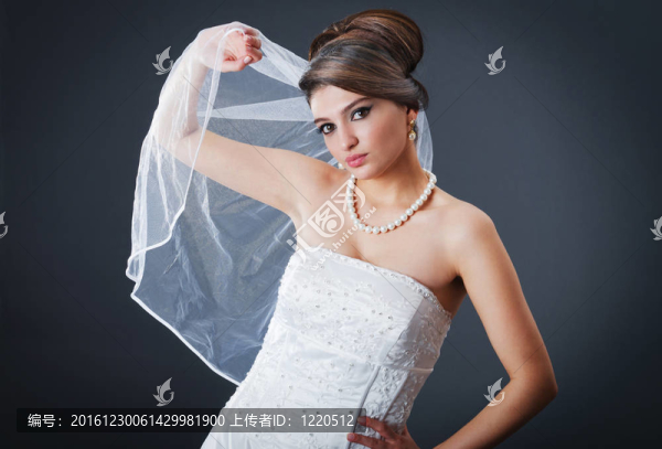 美麗的新娘在拍攝工作室