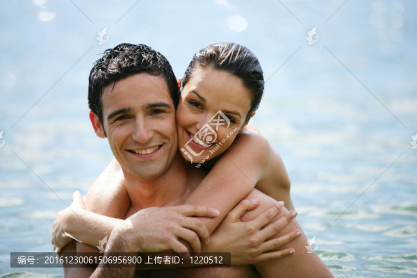 在水里擁抱的情侶