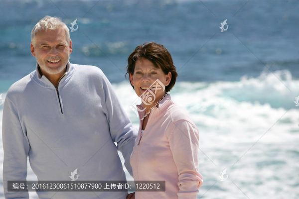 老年夫婦在海灘漫步