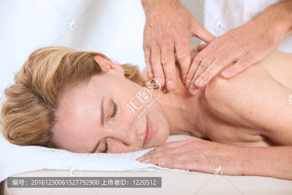 享受背部按摩的女人