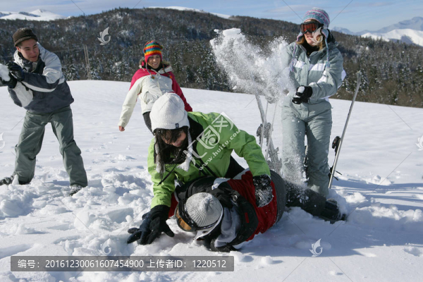 在雪中玩的朋友