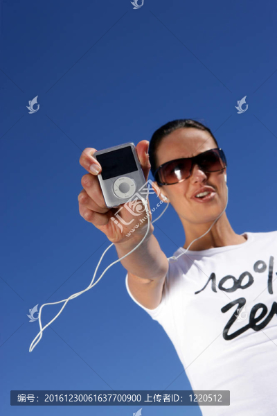 黑發(fā)戴墨鏡通過MP3播放器聽音樂