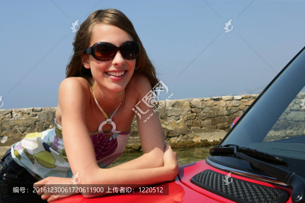 坐在車上的微笑女人