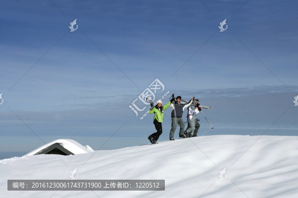 朋友在山上滑雪