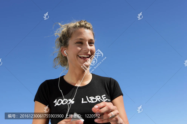 在海灘慢跑的女人