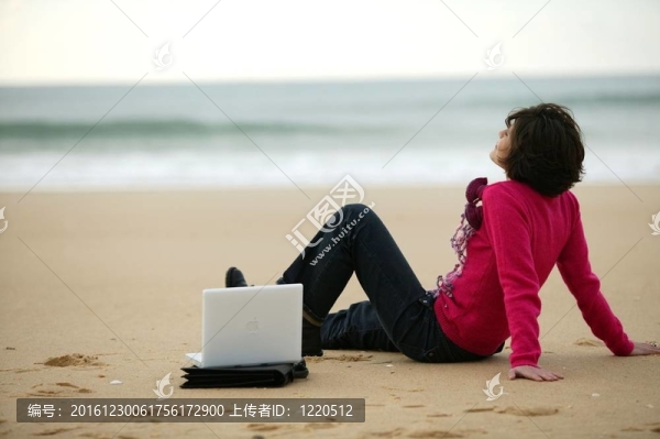 海灘上的女人和她的筆記本電腦