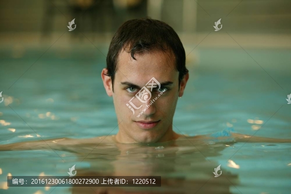 游泳池里的年輕人