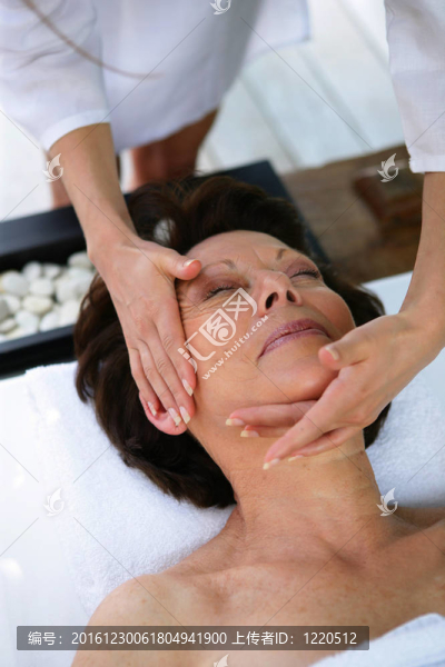 她的臉的女人按摩