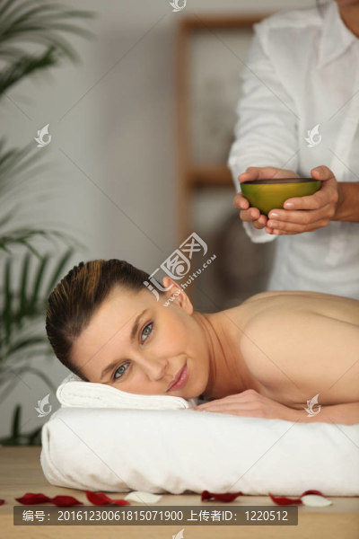 背部按摩的婦女