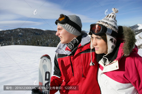 年輕夫婦滑雪