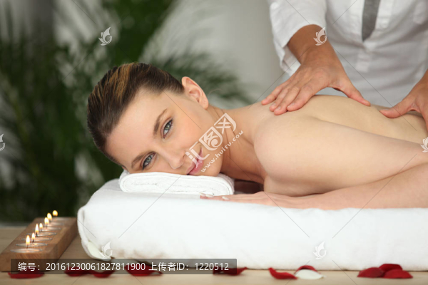 按摩的女人