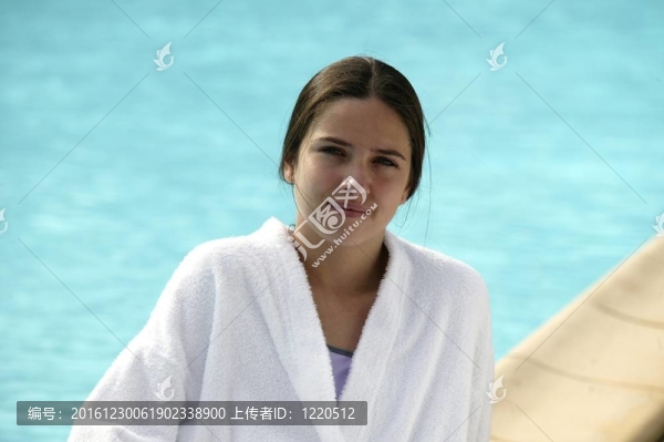 少女坐在游泳池旁穿著游泳衣