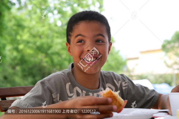 孩子在外面吃早餐