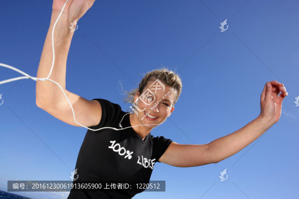 興奮的女人在戶外聽音樂