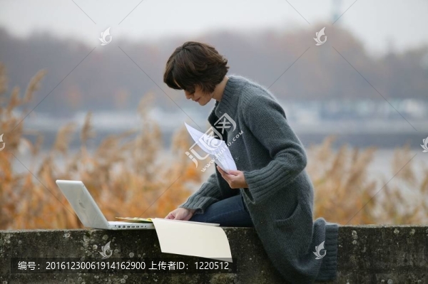 女人坐在墻上學(xué)習(xí)