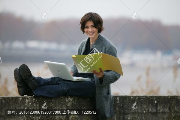 女人坐在墻上