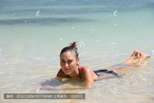 躺在海中的女人