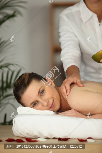 美女在美容院按摩
