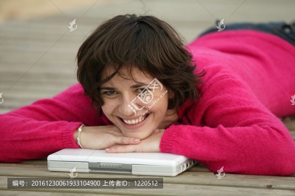 黑發(fā)鋪設(shè)在碼頭與筆記本電腦