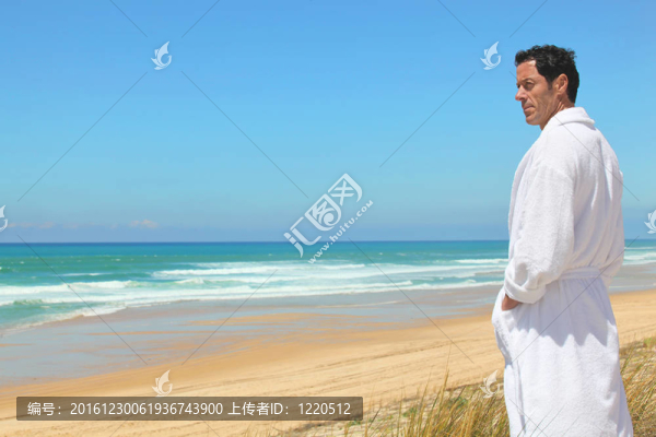 男人在海灘上浴袍