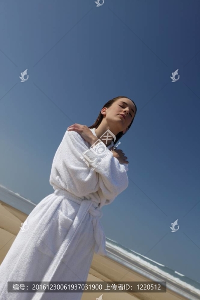 沐浴在海灘上的女人