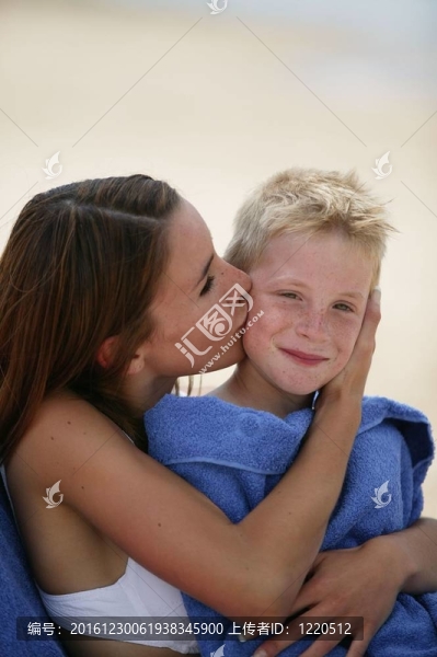 在海灘上親吻兒子的女人