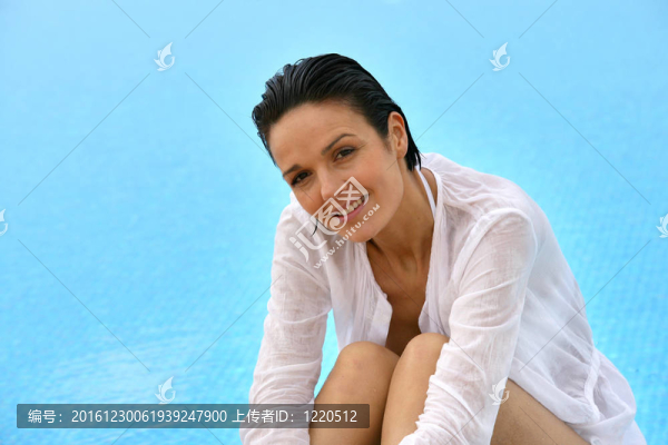 放松的女人在池邊