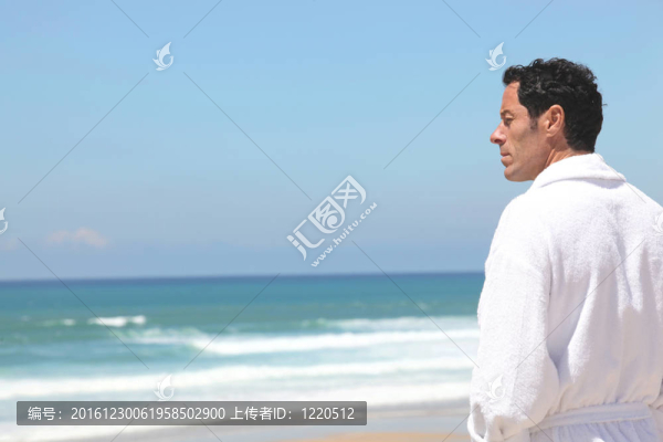 海灘上的人思考