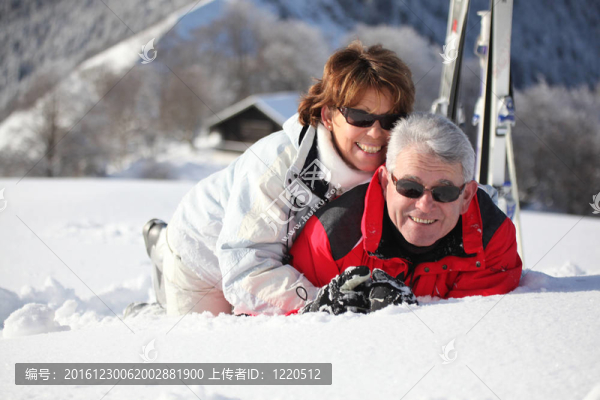 老夫婦在雪地里玩