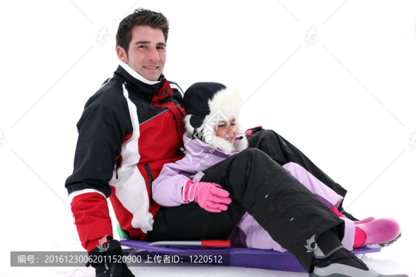 父親和女兒在雪橇上