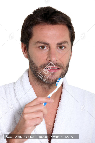 男人與牙刷