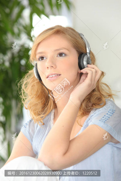 年輕女子聽音樂