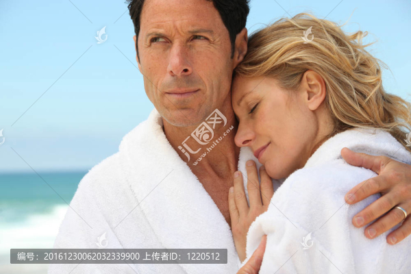 海灘上的情侶