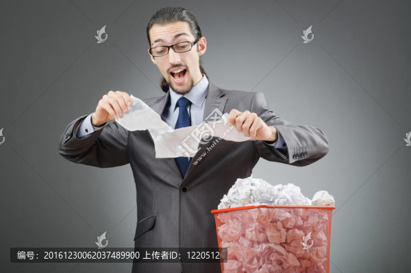 滿是廢紙的人