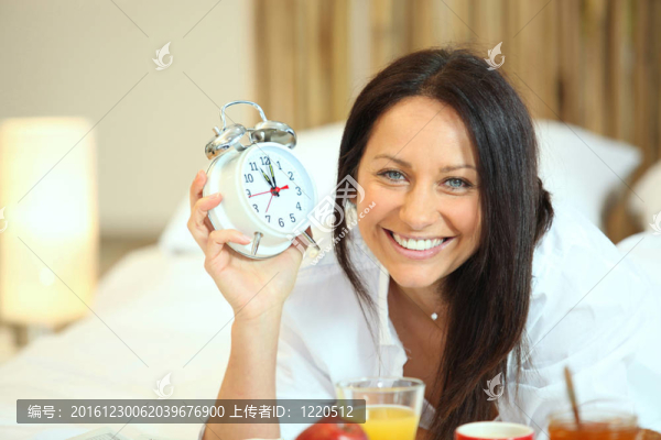 上午10點在床上吃早餐的女人