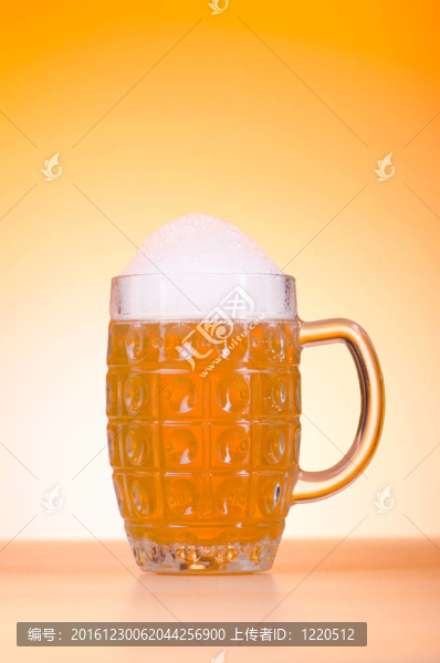 桌上啤酒杯