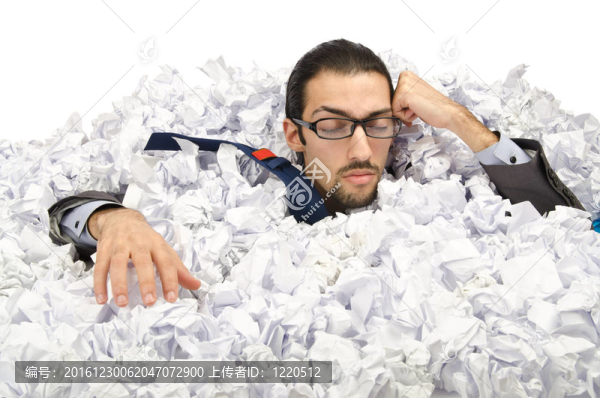 有大量廢紙的人
