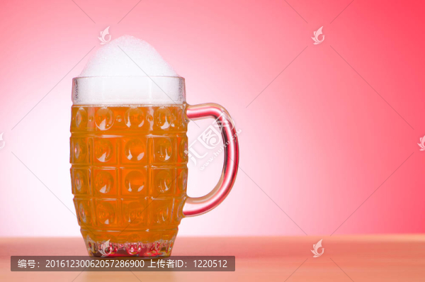 桌上啤酒杯