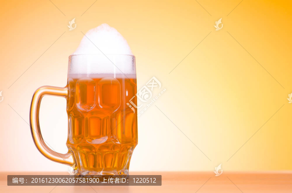 桌上啤酒杯