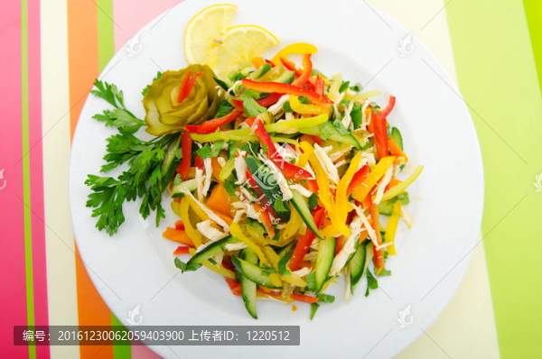 盤子里的美味沙拉