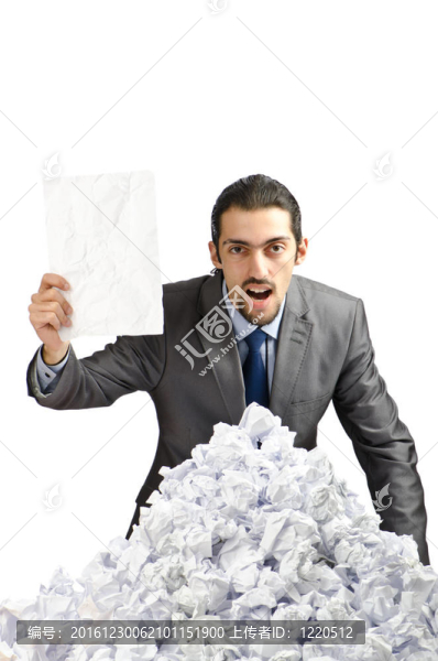 滿是皺紋紙的男人