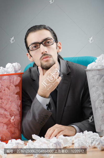 滿是廢紙的人