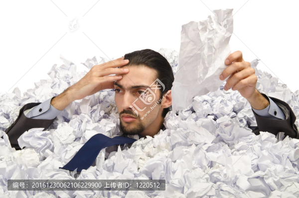 滿是皺紋紙的男人
