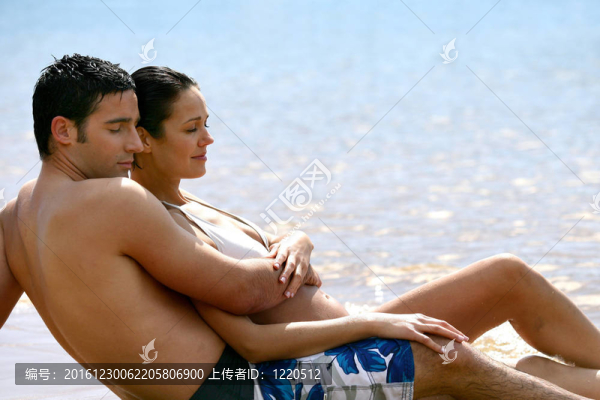 抱在沙灘上的情侶
