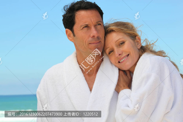 海灘上穿長袍的情侶
